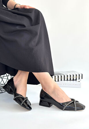 Küt Burun Taşlı Topuklu Ayakkabı Siyah Topuk Boyu 3 Cm