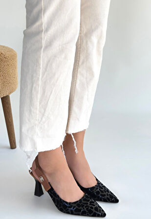 Sivri Burun Arkası Açık Lastikli Topuklu Ayakkabı Siyah Topuk Boyu 7,5 Cm