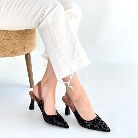 Sivri Burun Arkası Açık Lastikli Topuklu Ayakkabı Siyah Topuk Boyu 7,5 Cm