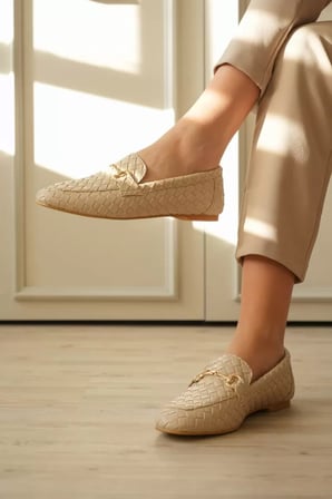 Bej Deri Örgü Dokulu Gold Tokalı Şık Kadın Loafer Ayakkabı Topuk Boyu 1 Cm