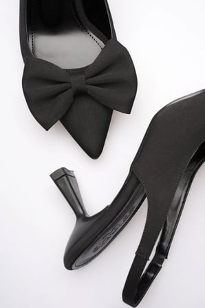 Siyah Saten Fiyonklu Sivri Burun Kitten Topuklu Slingback Ayakkabı Topuk Boyu 6,5 Cm