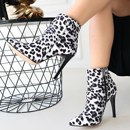 Sivri Burun Yandan Fermuarlı İnce Topuklu Bot Saten Zebra Topuk Boyu 10 Cm