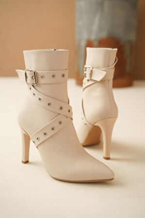 Sivri Burun Bantlı Yandan Fermuarlı Topuklu Bot Cilt Bej Topuk Boyu 9 Cm