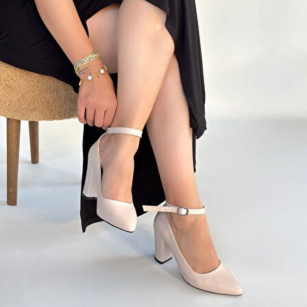 Sivri Burun Kemerli Topuklu Ayakkabı Bej Topuk Boyu 8,5 Cm