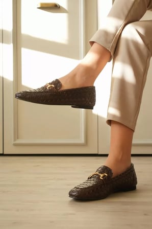 Acı Kahve Deri Örgü Dokulu Gold Tokalı Şık Kadın Loafer Ayakkabı Topuk Boyu 1 Cm