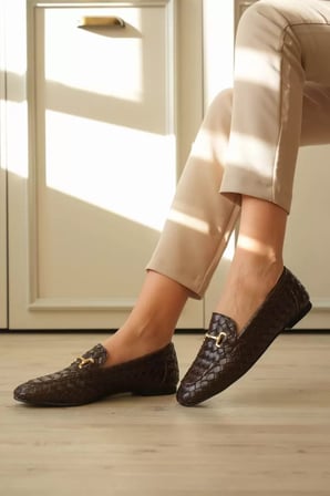 Acı Kahve Deri Örgü Dokulu Gold Tokalı Şık Kadın Loafer Ayakkabı Topuk Boyu 1 Cm