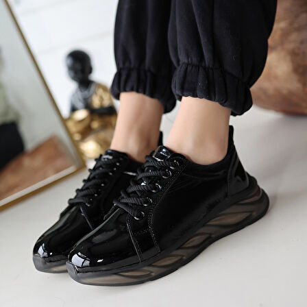 Gri Tabanlı Ortopedik Topuk Dikenine Karşı Özel Üretim Bağcıklı Spor Ayakkabı Rugan Siyah Topuk Boyu 2 Cm