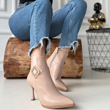 Sivri Burun Yandan Fermuarlı İnce Topuklu Bot Cilt Nude Topuk Boyu 9 Cm