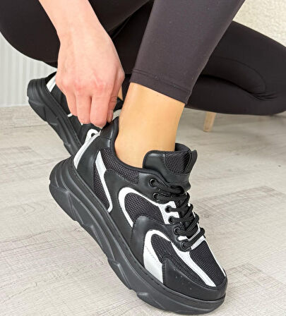 Beyaz Detaylı Bağcıklı Spor Ayakkabı Cilt Siyah Topuk Boyu 3 Cm