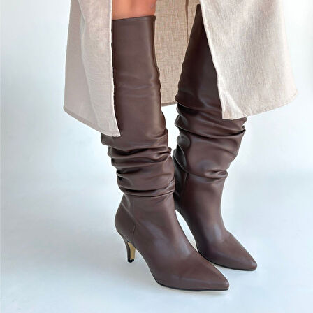 Sivri Burun Diz Altı Körüklü Topuklu Çizme Cilt Kahverengi Topuk Boyu 7 Cm