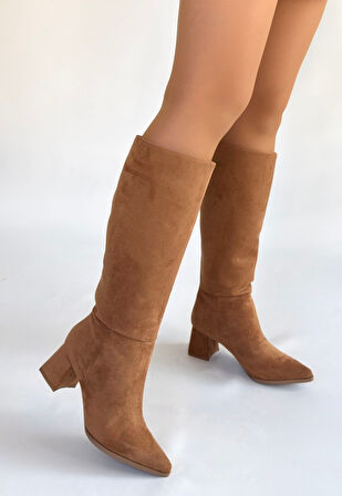 Sivri Burun Diz Altı Topuklu Çizme Süet Taba Topuk Boyu 6 Cm