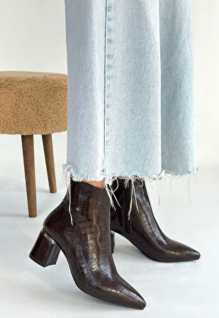 Sivri Burun Yandan Fermuarlı Topuklu Bot Cilt Kahverengi Topuk Boyu 7 Cm