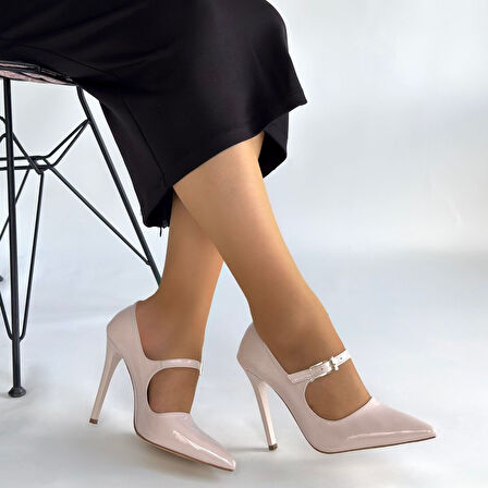 Sivri Burun Kemerli Stiletto Ayakkabı Bej Topuk Boyu 11 Cm