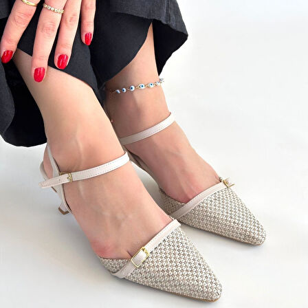 Desenli Sivri Burun Arkadan Kemerli Topuklu Ayakkabı Bej Topuk Boyu 7 Cm