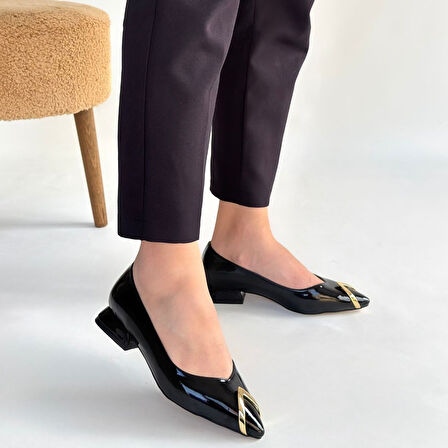 Sivri Burun Babet Ayakkabı Siyah Topuk Boyu 2 Cm