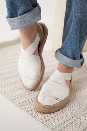Beyaz Tekstil Kilim Desenli El Yapımı Jüt Sargı Taban Espadril Ayakkabı Topuk Boyu 2,5 Cm