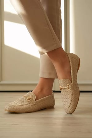 Bej Deri Örgü Dokulu Gold Tokalı Şık Kadın Loafer Ayakkabı Topuk Boyu 1 Cm