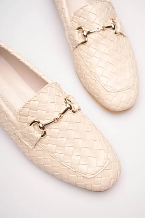 Bej Deri Örgü Dokulu Gold Tokalı Şık Kadın Loafer Ayakkabı Topuk Boyu 1 Cm