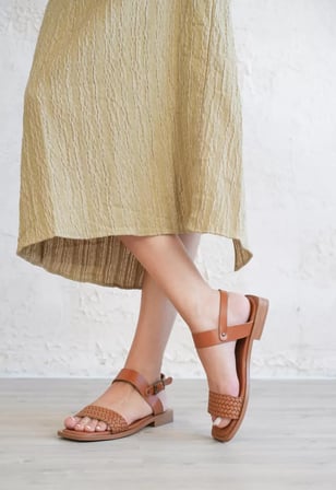 Taba Hakiki Deri Örgü Bantlı Tokalı Şık Sandalet Topuk Boyu 2 Cm