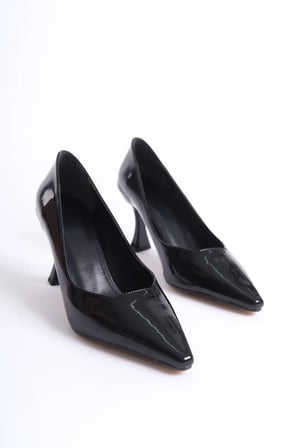 Siyah Rugan Klasik Şıklık Sivri Burun Stiletto Topuk Boyu 8 Cm