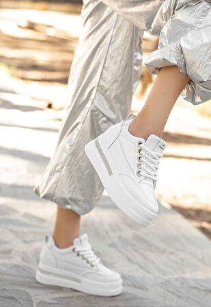 Ortapedik Topuk Dikenine Karşı Özel Üretim Gizli Topuklu Bağcıklı Spor Ayakkabı Cilt Beyaz Topuk Boyu 8 Cm