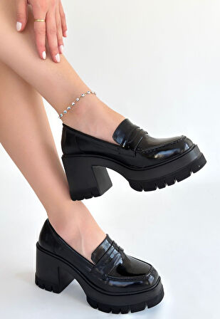 Dolgu Topuklu Ayakkabı Rugan Siyah Topuk Boyu 8,5 Cm