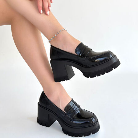 Dolgu Topuklu Ayakkabı Rugan Siyah Topuk Boyu 8,5 Cm