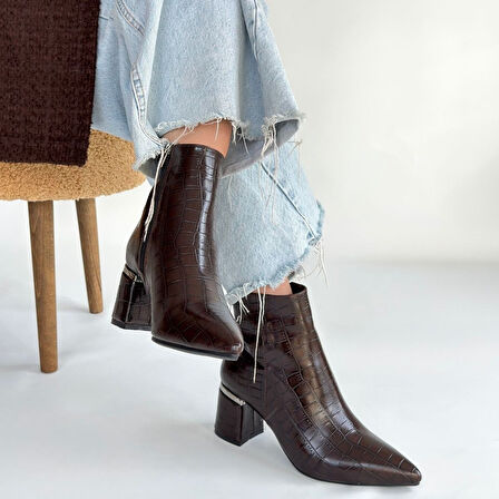 Sivri Burun Yandan Fermuarlı Topuklu Bot Cilt Kahverengi Topuk Boyu 7 Cm