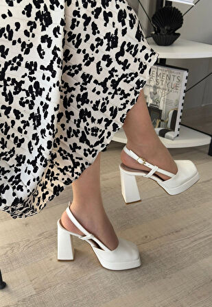 Küt Burun Arkası Açık Yüksek Topuklu Ayakkabı Beyaz Topuk Boyu 10 Cm