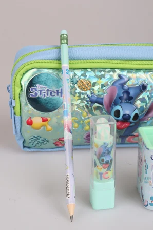 x Dekomus Lisanslı Stitch "Iconic Blue Collection" Kalem Çantası, Labirent Figürlü Geçmeli Kalem, Kalemtraş, Ruj Silgi Ve Kurşun Kalem Seti