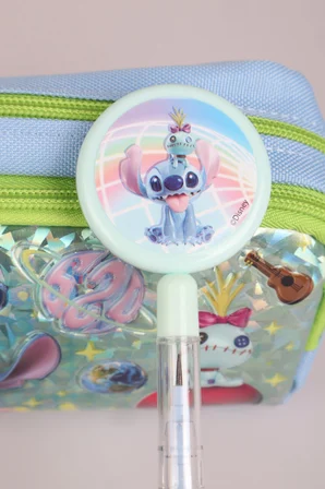 x Dekomus Lisanslı Stitch "Iconic Blue Collection" Kalem Çantası, Labirent Figürlü Geçmeli Kalem, Kalemtraş, Ruj Silgi Ve Kurşun Kalem Seti