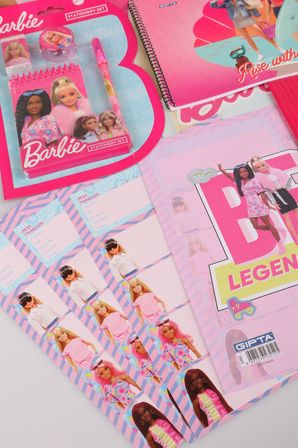 x Dekomus Lisanslı Barbie "Extra Glam Collection" 35 Cm Anaokul Ve Tüylü Kalem Çantası İle 500 Ml Matara, Beslenme Kabı Full Kırtasiye Seti