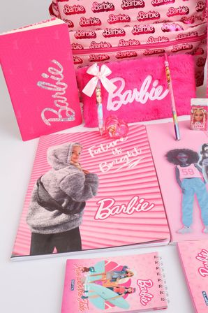 x Dekomus Lisanslı Barbie "Iconic Monogram Collection" Büyük Boy Okul Ve Tüylü Çantası Kırtasiye Seti