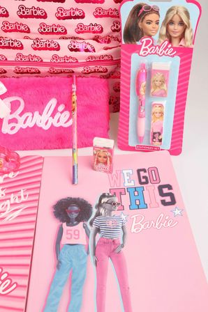 x Dekomus Lisanslı Barbie "Iconic Monogram Collection" Büyük Boy Okul Ve Tüylü Çantası Kırtasiye Seti