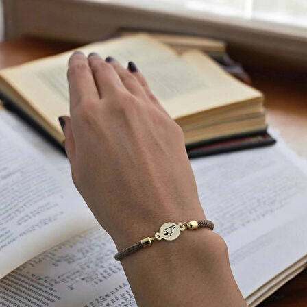 F Harfine Özel İpek Örgülü Oval Motifli 14 Ayar Altın Plakalı Hediye Bileklik-341harf-kahverengi