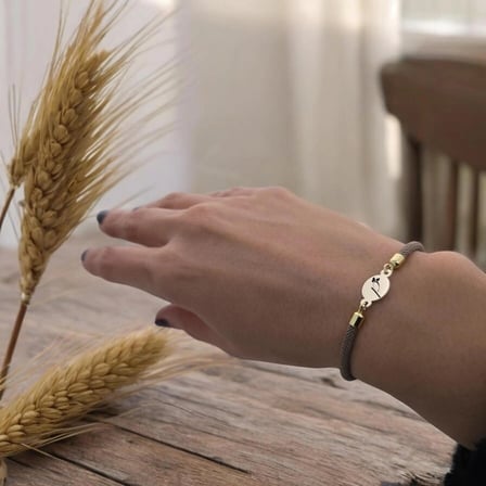 P Harfine Özel Oval Motifli 14 Ayar Altın Plakalı İpek Örgülü Hediye Bileklik-341harf-kahverengi