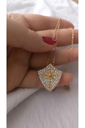 Çelik Karama Yapmaz Kutupyıldızı Modelli Taşlı Rozet Kolye