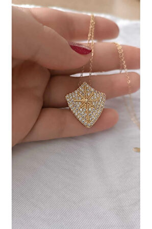 Çelik Karama Yapmaz Kutupyıldızı Modelli Taşlı Rozet Kolye