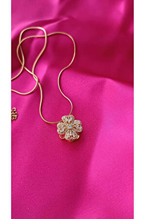 Çelik Kararma Yapmaz Zirkon Taşlı Yonca Detaylı 360 derece dönen Şık Zarif Kadın Kolye