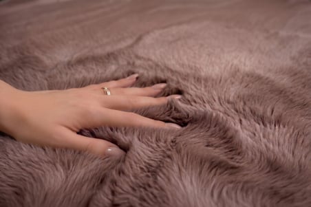 KAHVERENGİ TAVŞAN TÜYÜ HALI YUVARLAK COTTON TABAN 120X120