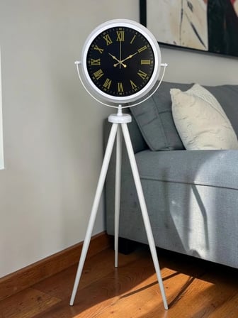 Lüks Beyaz Tripod Ayaklı Saat iegxx