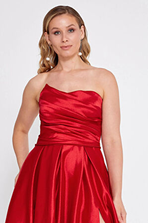 Şeref Vural Kadın Asimetrik Yaka Derin Yırtmaçlı Drapeli Saten Abiye Elbise 8113 Kırmızı