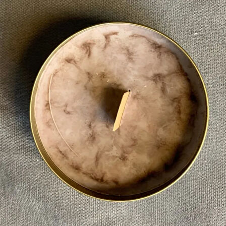 Uretti - Ayşe 7362 - El Yapımı Kahve Kokulu Metal Kutuda Mum - 3 x 7 cm