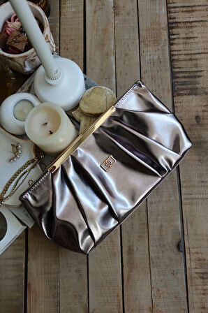 bronz metal aksesuarlı büzgülü el çantası