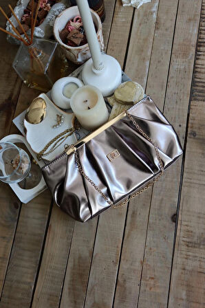 bronz metal aksesuarlı büzgülü el çantası