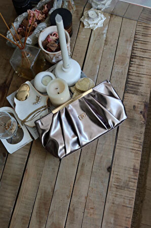 bronz metal aksesuarlı büzgülü el çantası