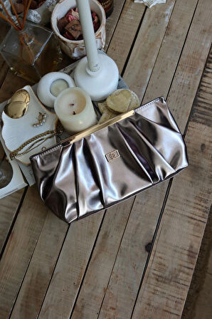 bronz metal aksesuarlı büzgülü el çantası