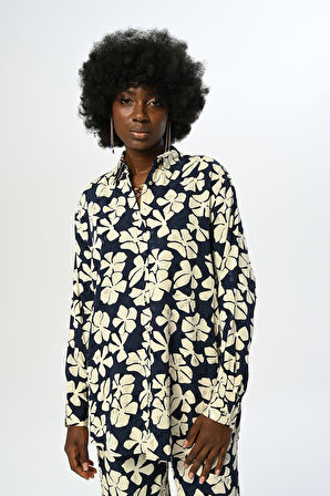 KADIN ÇİÇEK DESENLİ LACİVERT OVERSİZE KESİM GÖMLEK