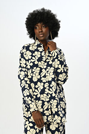 KADIN ÇİÇEK DESENLİ LACİVERT OVERSİZE KESİM GÖMLEK