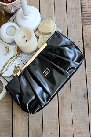 siyah metal aksesuarlı büzgülü el çantası